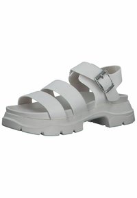 Sandalias blancas con cuatro tiras anchas y planas y una hebilla. Suela gruesa, texturizada y estriada para mayor tracción. Diseño simple, material ligero.