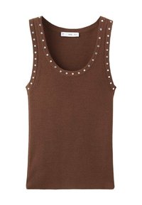 Top din bumbac maro cu nervuri, cu decolteu rotund și cu studs decorative argintii de-a lungul cusăturilor umerilor. Material moale, adaptat pe corp, cu un design elegant.