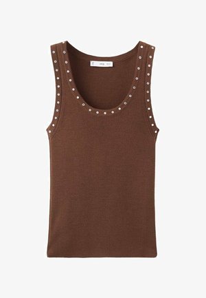Bruine geribbelde tanktop met een ronde halslijn en decoratieve zilveren studs langs de schoudernaad. Zachte, aansluitende stof met een strakke uitstraling.