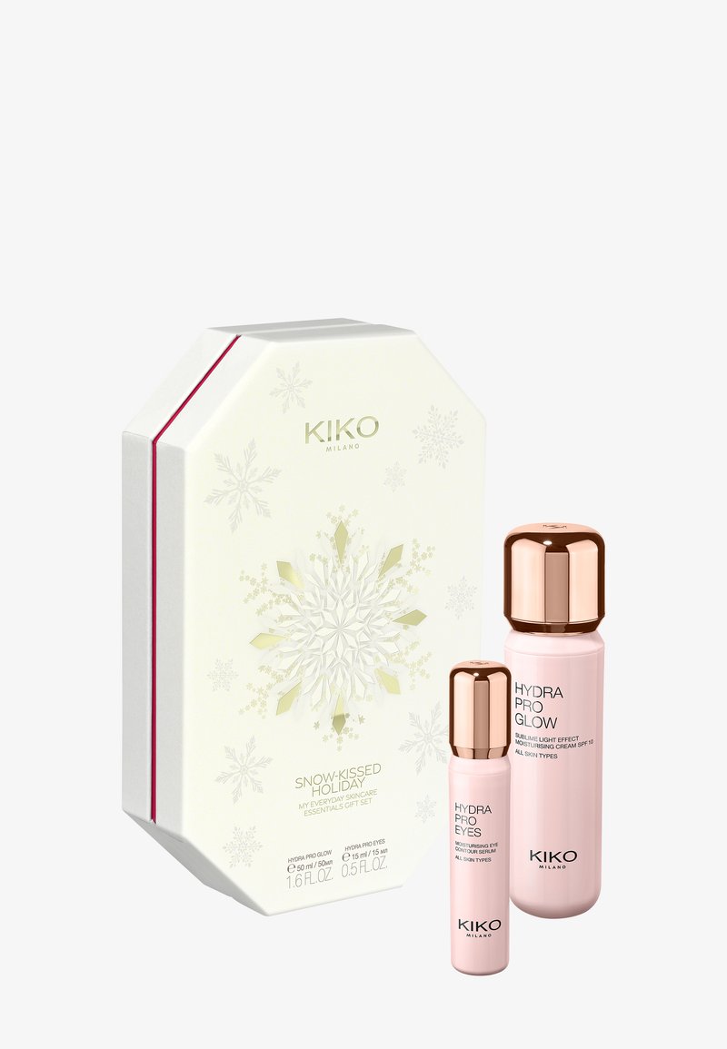 KIKO Milano Snow-Kissed Holiday-settet i en hvit oktagonal boks med snøkrystall-design, som inneholder to rosa hudpleieflasker med rosagull lokk.