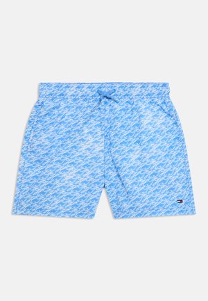 Ανοιχτό μπλε μαγιό σορτς με λευκό καλλιγραφικό σχέδιο, ελαστική μέση, κορδόνι, πλαϊνές τσέπες και μικρό ορθογώνιο λογότυπο κοντά στο τελείωμα.