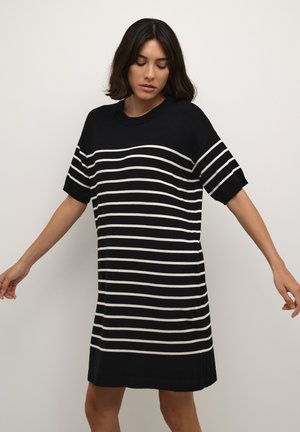 Strickkleid mit horizontalen schwarz-weißen Streifen, Rundhalsausschnitt, kurzen Ärmeln und lockerer Passform, das oberhalb der Knie endet.