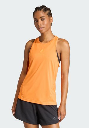 Orange atletisk linne med rund halsringning och racerback-design, kombinerat med svarta texturerade shorts med en Adidas-logotyp.