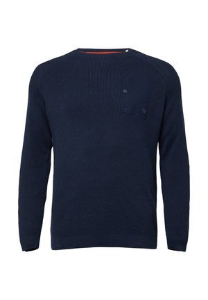 Donkerblauwe gebreide trui met lange mouwen, geribbelde textuur, accentzakje op de linkerse borst en een rode detail aan de binnenkant van de hals.