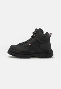 Czarne wysokie buty z chropowatego materiału, wyposażone w solidną podeszwę, wiązany design oraz mały detal logo na boku.