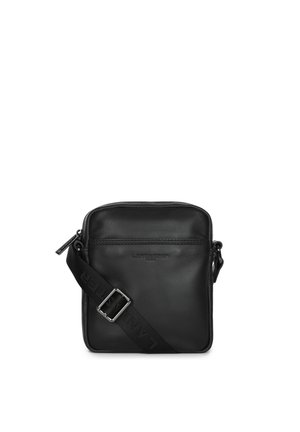 Sac bandoulière en cuir noir de forme rectangulaire, doté d'une fermeture éclair, d'une sangle réglable et d'un logo en relief subtil à l'avant.