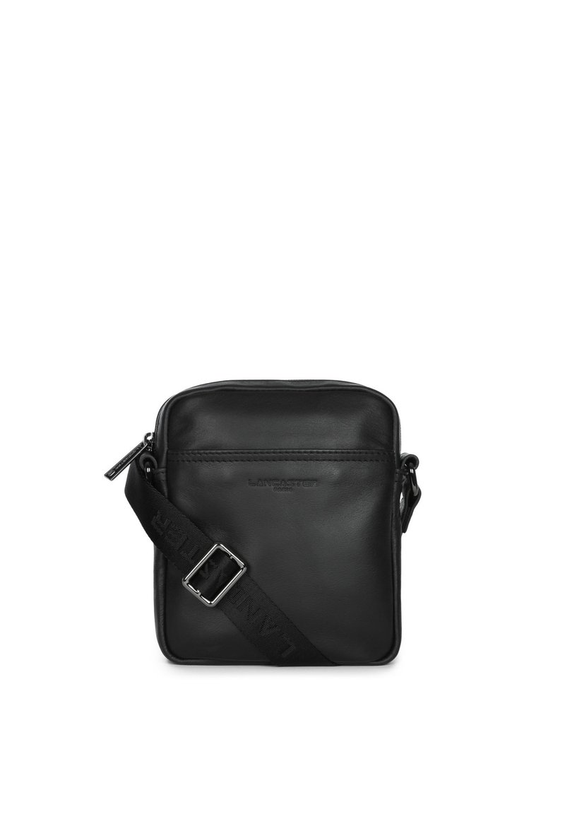 Borsa a tracolla in pelle nera con forma rettangolare, dotata di chiusura con zip, tracolla regolabile e un logo inciso in modo discreto sul davanti.