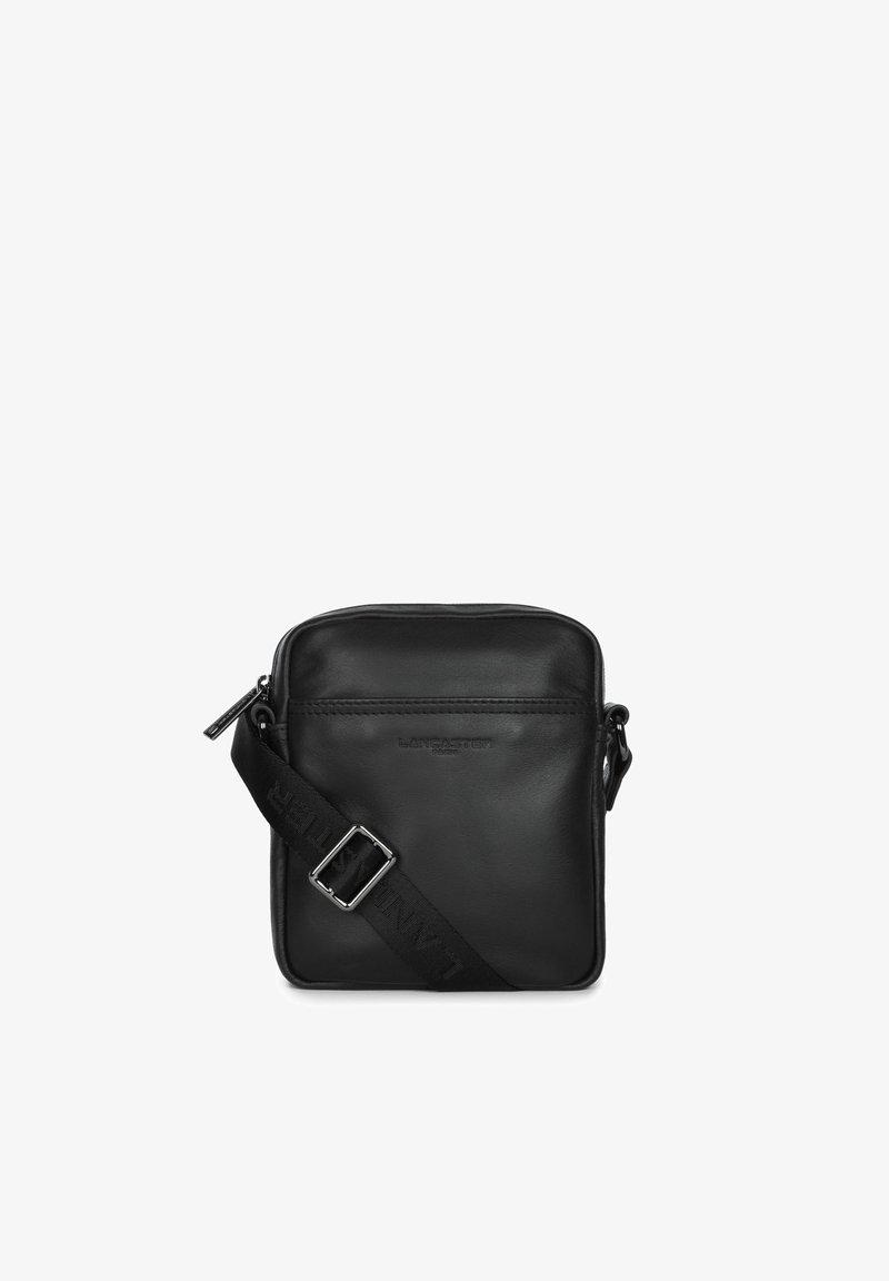 Borsa a tracolla in pelle nera con forma rettangolare, dotata di chiusura con zip, tracolla regolabile e un logo inciso in modo discreto sul davanti.
