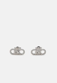 Pendientes de plata con forma ovalada y un logo MK en relieve, rodeado de un borde texturizado de pequeñas piedras.
