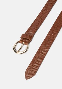Ceinture en cuir marron avec un motif crocodile texturé et une boucle en D dorée. Présente des trous perforés pour un réglage de taille.