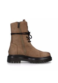 Stivaletto in suede tan con punta rotonda, zip laterale e lacci neri. Caratterizzato da una suola nera spessa con motivo antiscivolo per una buona aderenza.