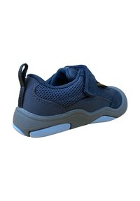 Zapato de malla y sintético en color azul marino con una correa de velcro, talón acolchado, suela gris y acentos en azul claro. Punta redondeada y superficie texturizada.