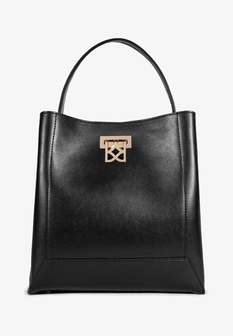 Melnas ādas rokassomi ar strukturētu dizainu, plakanu pamatu un zelta toņas aparatūru, uz kuras ir ģeometrisks logo uz priekšpuses.