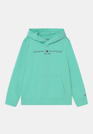 Hellblau-grüner Kapuzenpullover mit Fronttasche, Rippbündchen und "Tommy Hilfiger EST. 1985"-Logo auf der Brust.