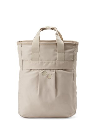 Beige Stofftragetasche mit zwei kurzen Griffen, gefältelter Fronttasche und zwei runden Zierknöpfen an der Tasche.