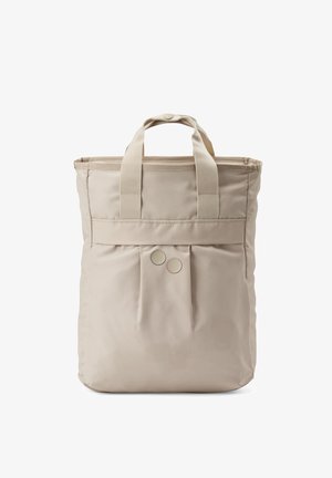 Beige Stofftragetasche mit zwei kurzen Griffen, gefältelter Fronttasche und zwei runden Zierknöpfen an der Tasche.