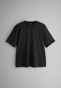 Must must sleeves t-särk, ümmarguse kaelusega, pehmest kangast, laia lõike ja külgmiste lõhikutele hemline. 