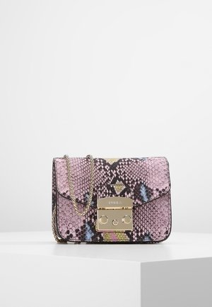 Petit sac d'épaule rectangulaire avec un motif en cuir de serpent rose et noir, doté d'une bandoulière chaîne dorée et d'une fermeture à clapet.