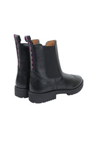 Bottines Chelsea en cuir noir avec panneaux élastiques sur les côtés, détails de type wingtip, et surpiqûres roses le long des tirettes, avec une semelle texturée.