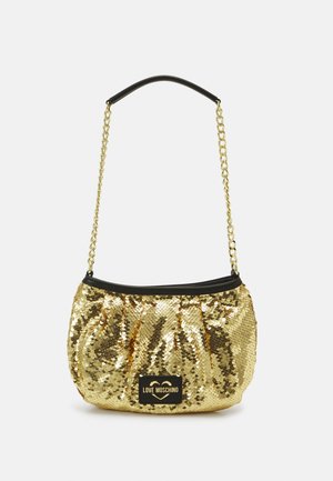 Kultainen paljettikäsilaukku, jossa mustat reunukset ja kultainen ketjuhihna, etupuolella musta merkki, jossa "Love Moschino" -logo.