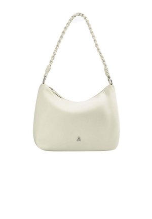 Bolso de hombro de cuero color crema con correa trenzada y pequeño logo metálico de calavera en el centro delantero, cierre de cremallera superior.