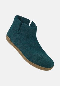 Mjuk teal-färgad filtsko med beige sydd sula och en liten urholkning vid ankeln för enkel påtagning.