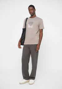 Armani Exchange Potiskana majica - driftwood