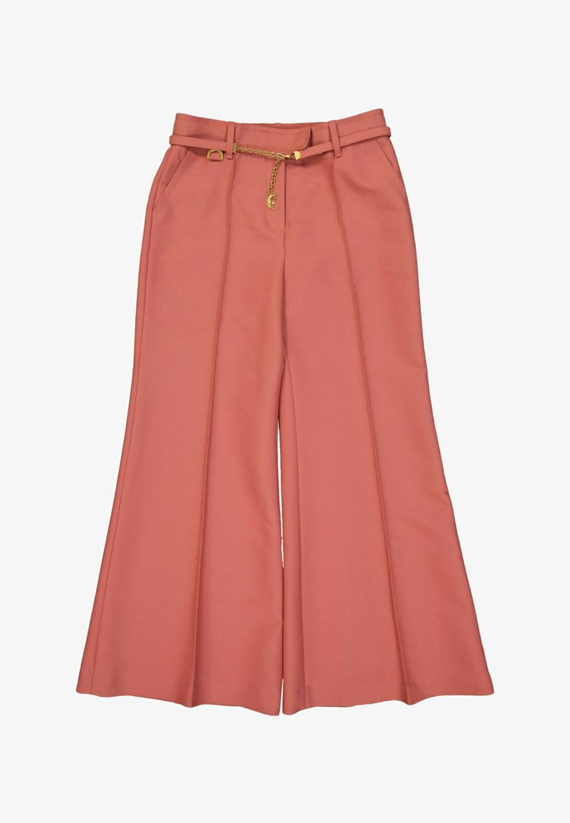 Pantalon corail rose à jambes larges avec ceinture et chaîne dorée ornée d'un pendentif lune et cœur à la taille.