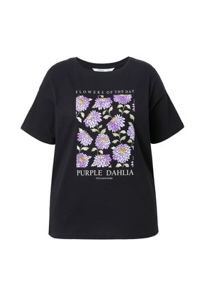 Zwarte t-shirt met een bloemenprint van paarse dahlia's, met de tekst "BLOEMEN VAN DE DAG" en "PAARSE DAHLIA" in het wit. Comfortabele pasvorm, korte mouwen.