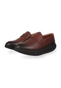 Scarpe slip-on in pelle marrone con finitura liscia, punta tonda e suola in gomma nera con dettagli testurizzati per una migliore aderenza.