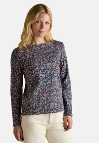 Kvetinová košeľa s dlhým rukávom s námorníckym pozadím a ružovými a modrými kvetmi, úzky strih, okrúhly výstrih a mäkká textúrovaná tkanina.