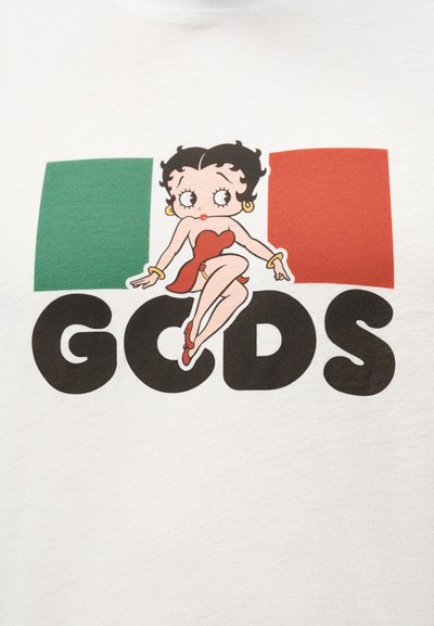 Η Betty Boop με κόκκινο φόρεμα κάθεται πάνω από μαύρο κείμενο "GCDS", πλαισιωμένη από πράσινα και κόκκινα ορθογώνια μπλοκ σε λευκό φόντο.