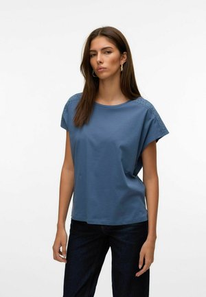 Vero Moda VMEMMY TAPE - T-Shirt print - china blue