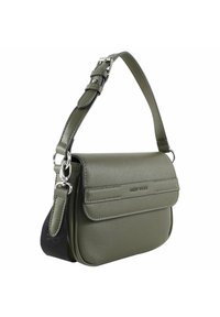 Borsa a spalla in pelle texturizzata verde oliva con tracolla regolabile, chiusura a pattina e discreta logo in rilievo sul davanti.