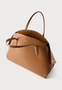 Bolso de mano de cuero marrón con textura suave, forma estructurada y detalles en tono más oscuro que contrastan. Cuenta con dos asas y un cierre en tono dorado.