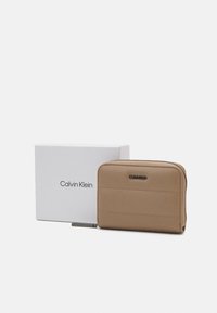 Calvin Klein LINE QUILT MEDIUM ZIP AROUND - Peněženka - chanterelle