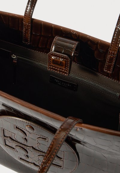 Ciemnobrązowa, błyszcząca torba tote z wzorem aligatora, z paskami na ramię, magnetycznym klapkiem i wewnętrzną kieszenią na zamek.