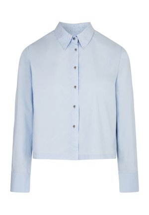 Lichtblauwe crop shirt met lange mouwen, versierd met een kraag met kleine studs en een knoopsluiting aan de voorkant. Gladde stoftextuur.