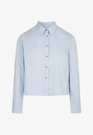 Camisa corta de color azul claro con mangas largas, cuello adornado con pequeños tachuelas y cierre frontal de botones. Textura de tela suave.