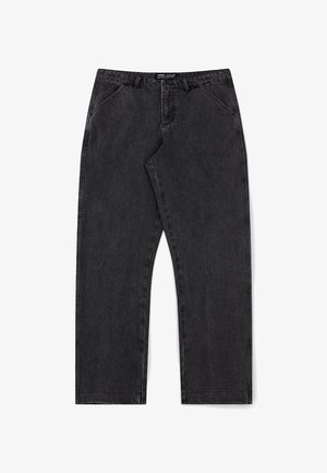 Mustad sirge lõikega teksapüksid esitaskutega, vööaasadega ja nööpidega vöökohal.