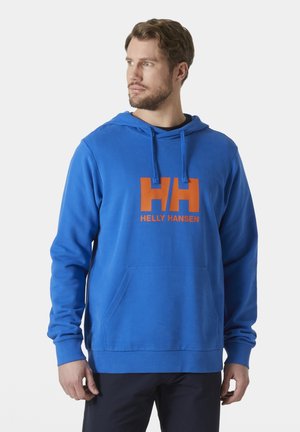 Sudadera con capucha azul, hecha de una mezcla de algodón, que cuenta con un bolsillo tipo canguro en la parte delantera y un logo naranja de "Helly Hansen" en el pecho.