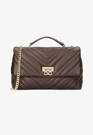 Sac à main en cuir marron avec un matelassage en chevrons, une chaîne en métal doré, et une fermeture à verrou doré. Dispose d'une seule anse supérieure pour plus de polyvalence.