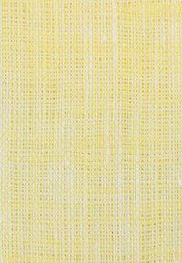 Żółta tkana tkanina o teksturowanym wzorze, z przeplatanymi pasmami w różnych odcieniach żółtego i białego.