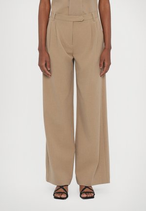 SCOTT WIDE - Pantalones - sand