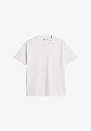 T-shirt en coton blanc avec un col rond et des manches courtes. Présente des détails de couture subtils et une petite étiquette de marque sur le côté.