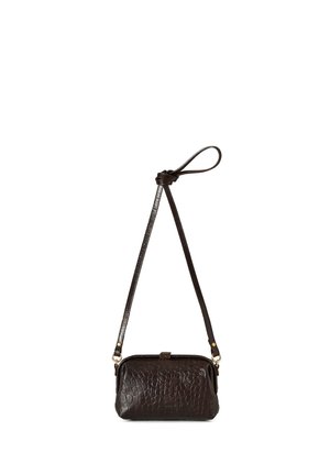 Piccola borsa a tracolla in pelle marrone scuro con stampa coccodrillo, tracolla regolabile e dettagli in metallo dorato su sfondo bianco.