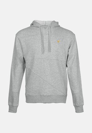 Pilkas džemperis su tekstūru, turintis kengūros kišenę, virvutes ir išsiuvinėtą geltoną logotipą ant krūtinės.