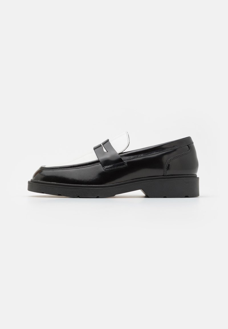 Zwarte gepatineerde leren loafers met een ronde neus, voorzien van een zilveren gespaccent en een gestructureerde zwarte rubberen zool.