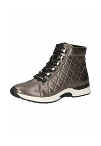Botas tobilleras metálicas plateadas con patrón acolchado, cordones negros y acentos plateados. Presentan una suela de goma blanca y un upper texturizado.