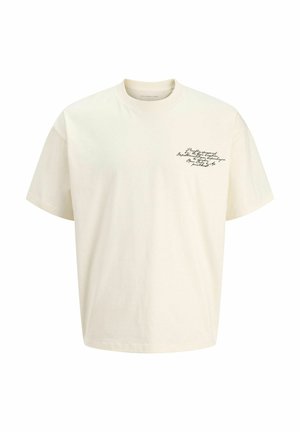 Valge varjundiga lühikeste varrukatega T-särk, mille vasakul rinnal on väike must kursiivkirjas tekst, ümar kaelusega ja lõdva istuvusega.